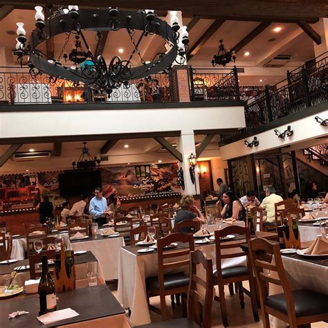 Ambiente interior de La Hacienda Gaucha con mesas llenas de comensales.