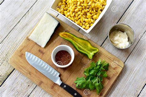 Imagen de los ingredientes preparados y cortados listos para cocinar, dispuestos de forma ordenada.