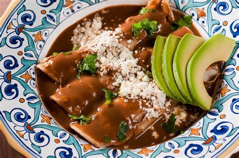 Platillo de enfrijoladas con cecina, crema, queso y aguacate