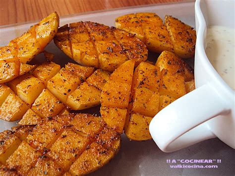 Variedad de preparaciones de patatas: asadas, fritas, puré