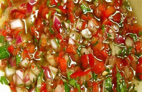 Chimichurri y salsa criolla en cuencos para asado