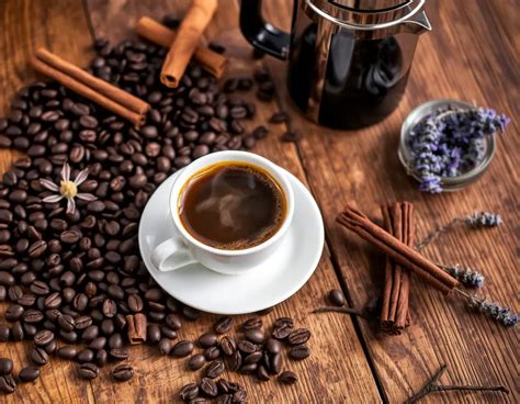 Infografía que muestra los ingredientes básicos: granos de café, chocolate en polvo o jarabe, leche y edulcorante.