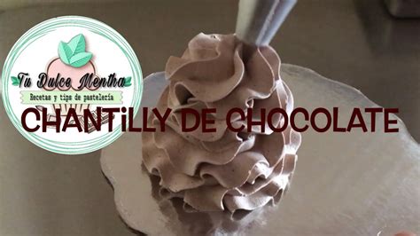 Tazón de crema chantilly de chocolate recién batida con una espátula