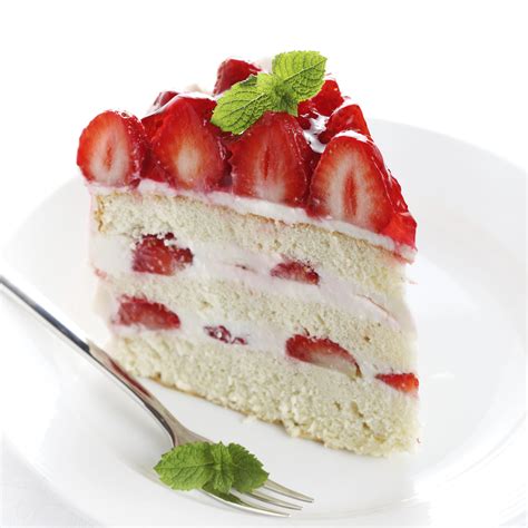rebanada de tarta de fresa con crema y fresa entera