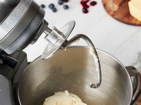 Fotografía de una batidora amasadora KitchenAid amasando masa de pan