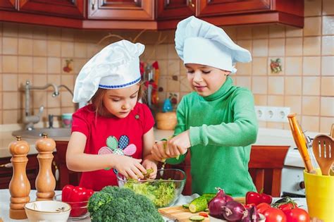 Familia preparando una ensalada divertida con los niños