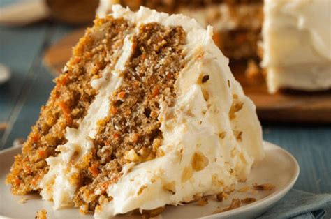 Composición de ingredientes secos y húmedos para pastel de zanahoria, incluyendo zanahoria rallada, nueces, canela, jengibre y nuez moscada.