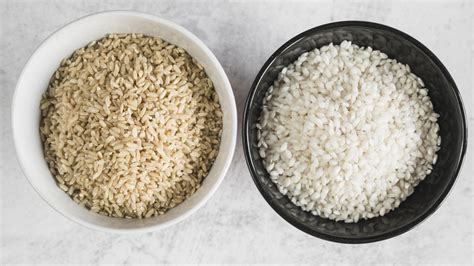 Comparación visual de arroz blanco e integral