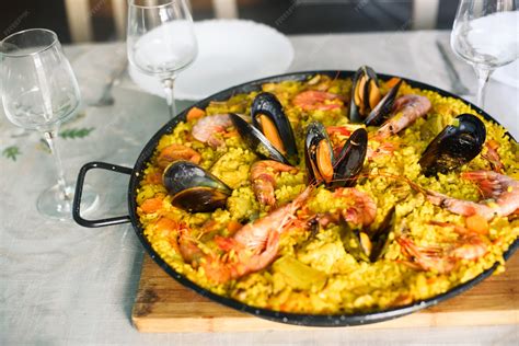 Plato de paella tradicional española