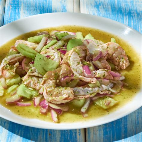 Foto de aguachile de salmón con fresas y frutos rojos