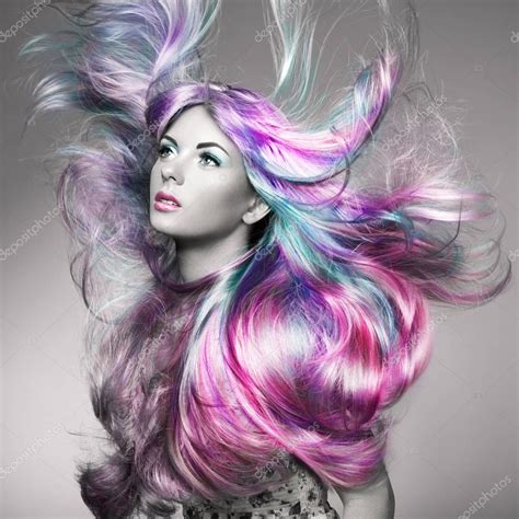 Fotografía de una modelo con cabello teñido en un vibrante tono violeta pastel.