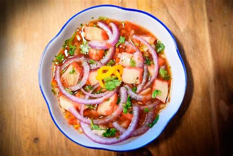 ceviche de kanikama servido en vasitos