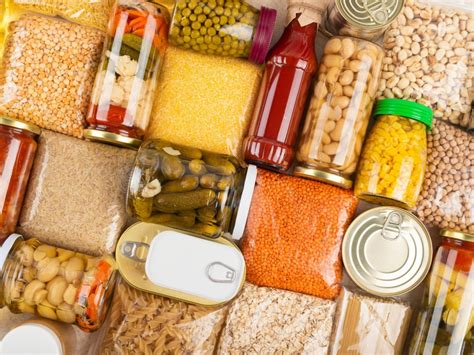 Muestra de distintos tipos de envases (plástico, vidrio, metal, cartón) con alimentos secos