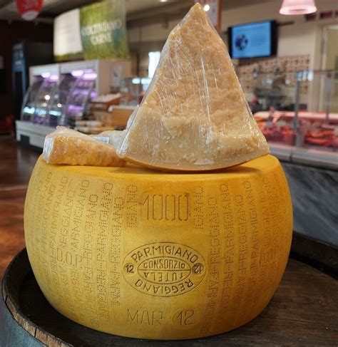 Infografía que muestra las características organolépticas del Parmigiano Reggiano según su maduración