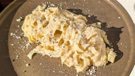 Plato de pasta con Parmigiano Reggiano rallado