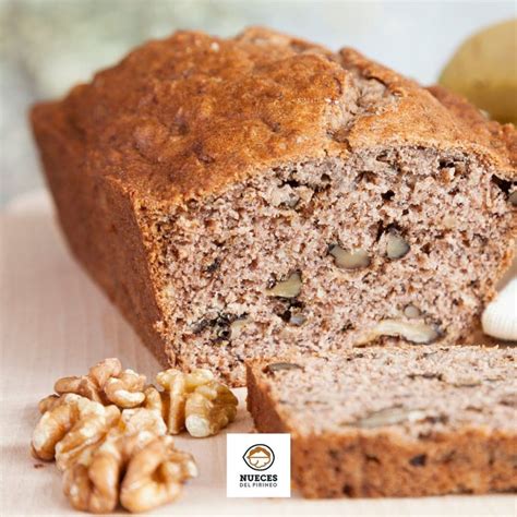 Foto de pan casero con nueces, mostrando la textura crujiente