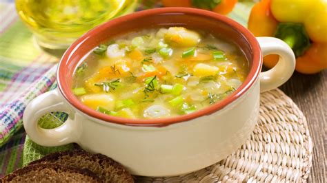 Calabaza y papas cocinándose en la sopa