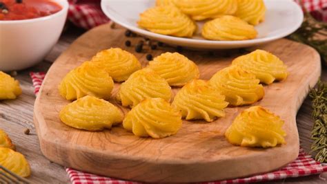 Papas duquesa con forma decorativa doradas