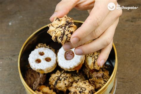 Ilustración mostrando cómo almacenar galletas correctamente en un recipiente hermético.