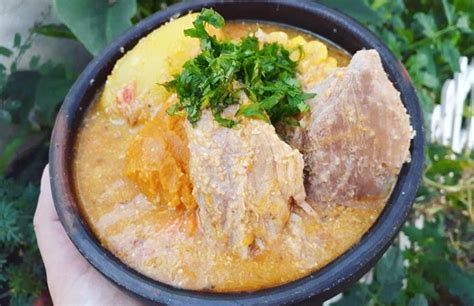Foto de los ingredientes principales para la cazuela de cerdo con chuchoca, dispuestos en una mesa