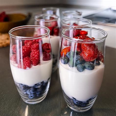 Vaso de yogurt como medida para ingredientes de repostería