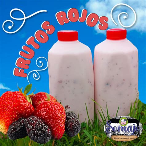 Rebanadas de queque de yogurt servidas con frutos rojos