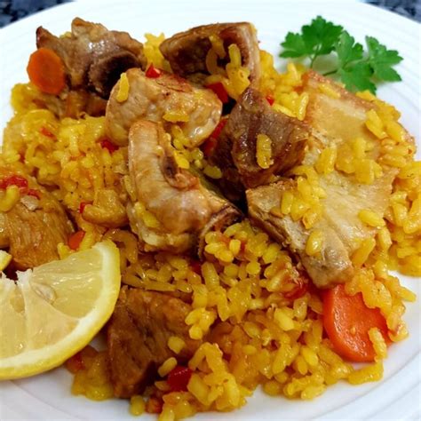 Ingredientes frescos para un arroz con cerdo colorido y apetitoso.