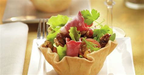 Tulipas caseras rellenas de ensalada con jamón de pato