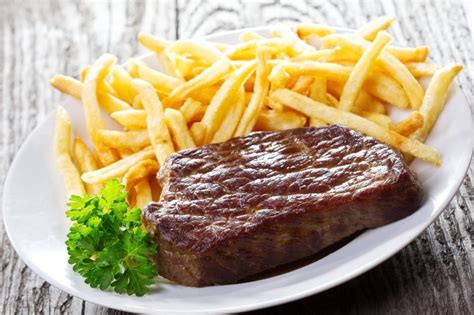 Esquema ilustrativo que muestra al bistec con papas fritas como un signo cultural dentro de la sociedad francesa