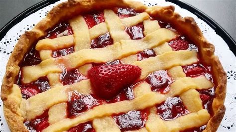 Imagen de un pastel Kuchen tradicional chileno con relleno de frutas.
