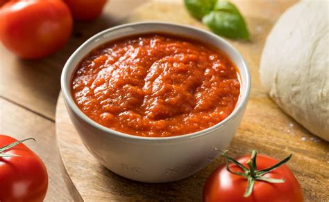 Pasos para elaborar una salsa fresca de tomate, ajo y anchoas en un mortero.