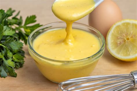 Proceso de elaboración de la salsa holandesa, mostrando la emulsión de yemas de huevo y mantequilla clarificada al baño María.