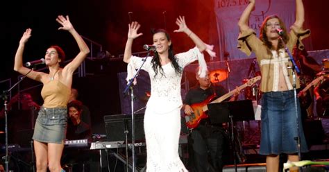 Ilustración de las hermanas Muñoz, conocidas como Las Ketchup, posando con un micrófono y un fondo que evoca el estilo flamenco-pop de principios de los 2000.