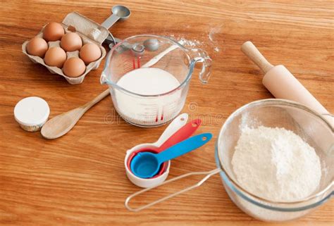 Esquema de ingredientes organizados sobre una mesa de cocina
