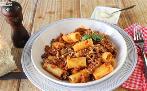 Ingredientes para la salsa boloñesa y pasta rigatoni o penne.