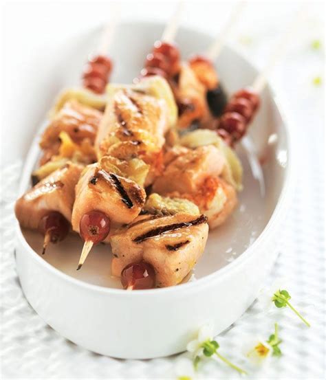Brochetas de salmón, bacalao y gambas listas para servir