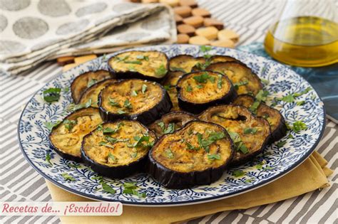 Fotografía de la berenjena asada con tomate y salmón.