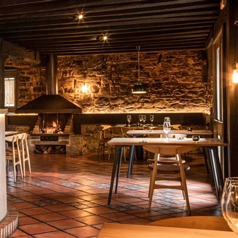 Interior acogedor del restaurante 