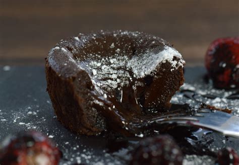 Coulant de chocolate con centro líquido y frutas rojas