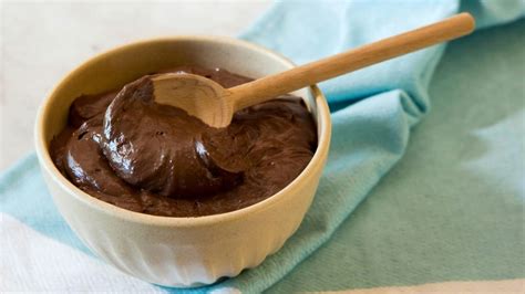 Comparativa visual entre una ganache tradicional (densa) y una ganache montada (aireada y lista para manga pastelera).