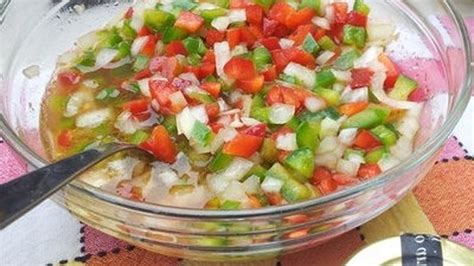 Foto de salsa criolla fresca en un cuenco