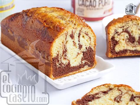 Infografía con los ingredientes principales del bizcocho marmolado: chocolate, plátano, compota de manzana y nueces.