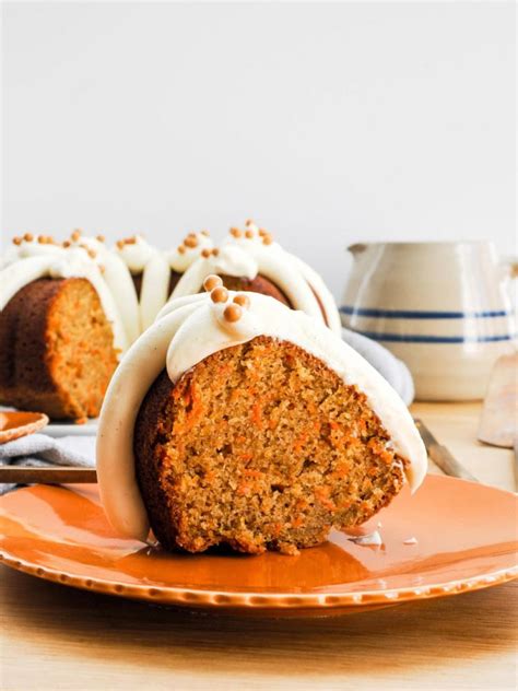 Foto de un Carrot Bundt Cake decorado con glasa.