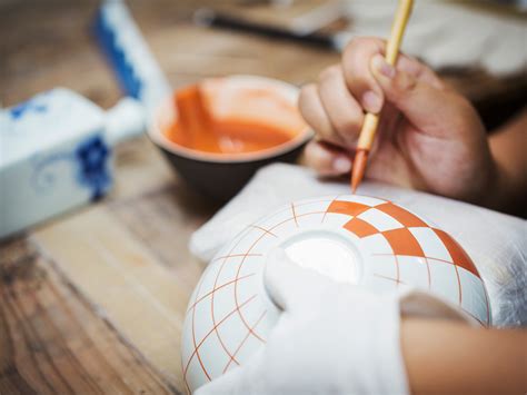 Ilustración de los materiales necesarios para pintar cerámica: pinceles, pinturas acrílicas, esponjas, paleta, pieza de bizcocho.