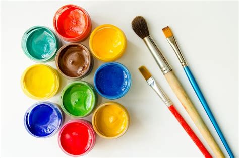 Imagen de una tienda de arte mostrando una variedad de pinturas y pinceles.