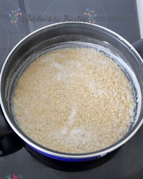 Ilustración detallada del proceso de lavado y cocción de la quinoa.