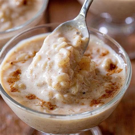 Imagen de un postre cremoso de quinoa con leche, similar al arroz con leche.