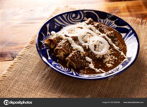 Foto de un plato de enchiladas de mole mexicano