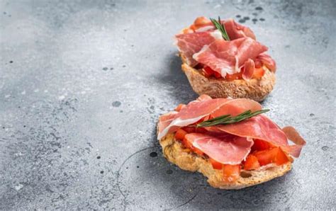 Foto de bruschettas de pan de chocolate con jamón serrano e higos
