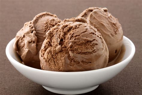 Foto de un cremoso helado de chocolate amargo casero